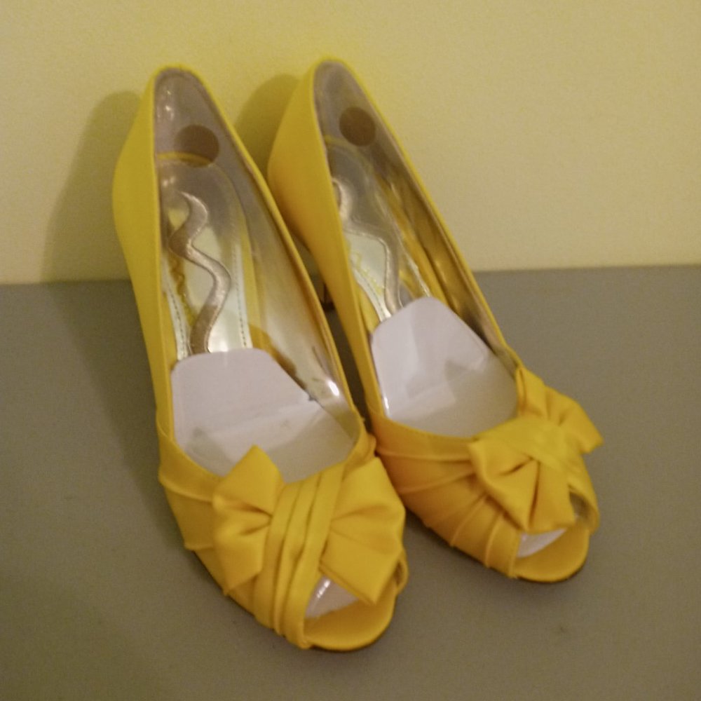 Nina Forbes Canary Luster Satin Women's Pumps Shoes - Size 6M - NEW in b…